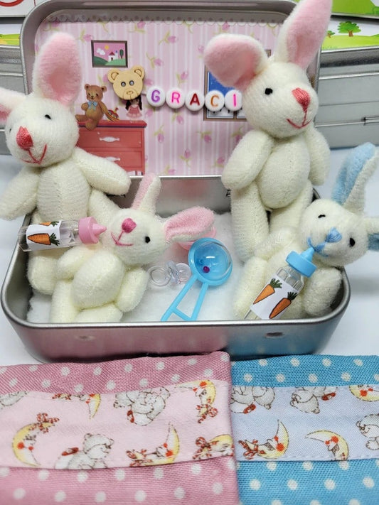 🔥Le meilleur cadeau de Pâques - ACHETEZ-EN 1, OBTENEZ-EN 1 GRATUITEMENT !!🎁🐇Petite peluche lapin momie dans une boîte métallique