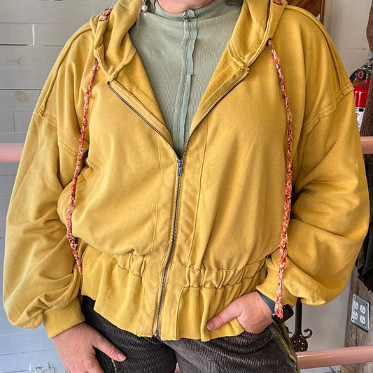 Veste Chic à Capuche et Fermeture Éclair avec Ourlet à Volants