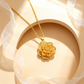 Collier élégant à pendentif fleur en ton doré