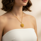 Collier élégant à pendentif fleur en ton doré