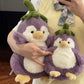 Adorable pingouin aubergine en peluche ultra-douc