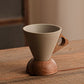 Tasse à café vintage avec anse en bois et soucoupe