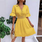 Robe chic à col en V avec découpes en dentelle